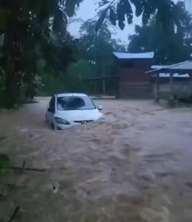 Banjir melanda PLBN Aruk, Sambas. Foto: Dok. Istimewa