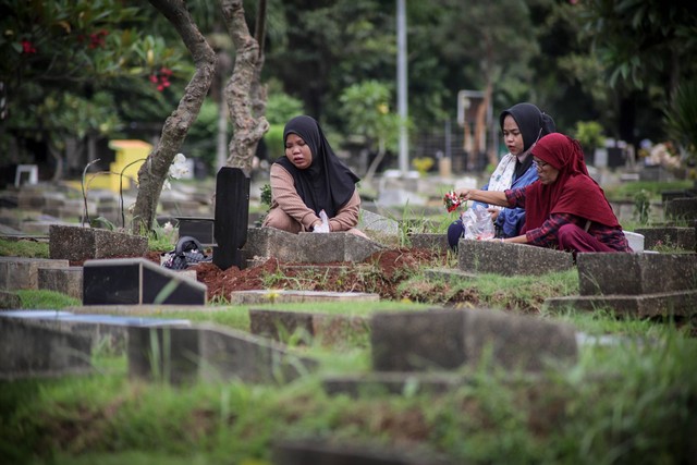 Ilustrasi Wanita Haid Ziarah Kubur. Foto: Jamal Ramadhan/kumparan