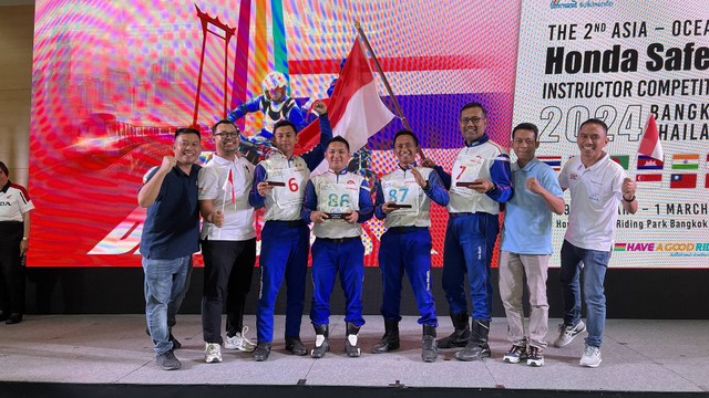 Para instruktur binaan PT Astra Honda Motor berhasil meraih juara pada kompetisi The 2nd Asia-Oceania Honda Safety Instructor Competition, Bangkok, Thailand (29 Februari-1 Maret 2024). Foto: Laras Kiranasari/kumparan