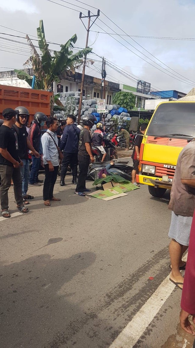 Pengendara motor meninggal di Jalan Trans Kalimantan usai tergilas. Foto: Dok. Polresta Kubu Raya