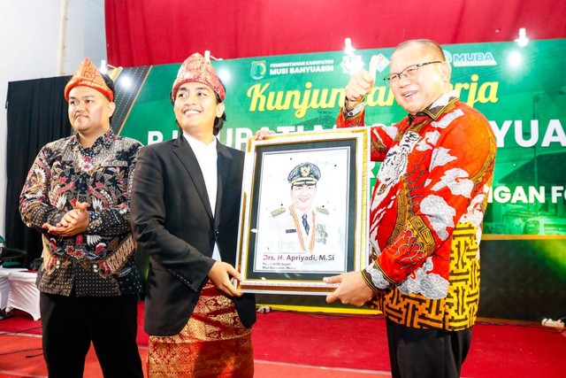 Pj Sekda Muba, Musni Wijaya, saat silaturahmi ke mahasiswa Muba di Yogyakarta. (ist)