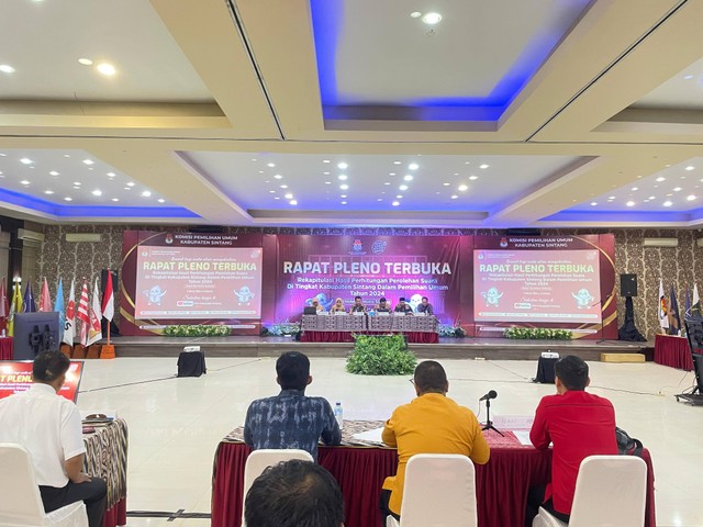 Rapat Pleno Terbuka Rekapitulasi Hasil Perhitungan Perolehan Suara di tingkat Kabupaten Sintang dalam Pemilu tahun 2024 di Hotel My Home Sintang. Foto: Yusrizal/Hi! Pontianak