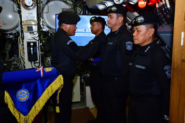 Panglima TNI Jenderal TNI Agus Subiyanto dan Kepala Staf Angkatan Darat (KSAD) Jenderal TNI Maruli Simanjuntak, menerima penyematan Brevet Hiu Kencana. Foto: Dok. Dispenad