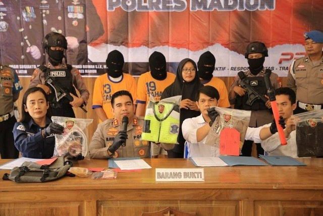 Kapolres Madiun AKBP Muhammad Ridwan bersama jajaran menggelar konferensi pers kasus perampokan mobil muatan rokok di Mapolres Madiun, Sabtu (2/3/2024). Foto: Humas Polres Madiun/HO Antara