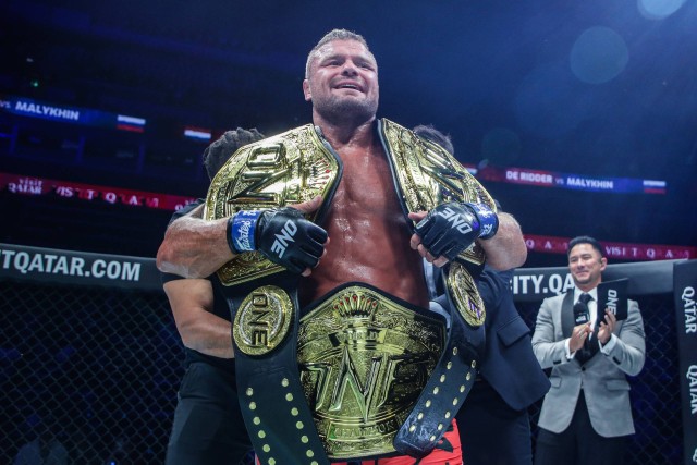 Anatoly Malykhin menjadi Juara Dunia MMA dalam tiga divisi berbeda di ONE Championship. Foto: ONE Championship