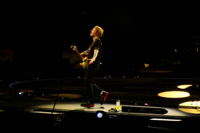 Penyanyi Ed Sheeran membawakan lagu pada konser bertajuk Ed Sheeran +-=:x tour in Indonesia di Jakarta International Stadium (JIS), Jakarta, Sabtu (2/3/2024). Foto: Asprilla Dwi Adha/ANTARA FOTO