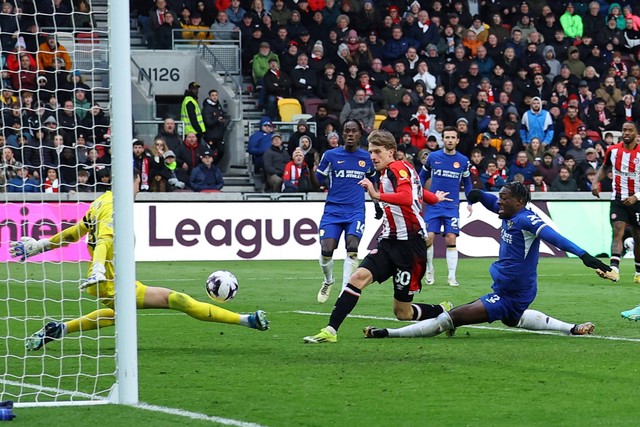 Pemain Brentford Mads Roerslev mencetak gol pertama mereka saat hadapi Chelsea pada Liga Premier, di Stadion Komunitas Brentford, London, Inggris, Sabtu (2/3/2024). Foto: Toby Melville/REUTERS