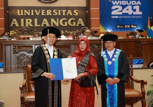 Mardiah saat menggantikan keponakannya mendiang Erma di prosesi wisuda Unair, Sabtu (2/3). Foto: Humas Unair