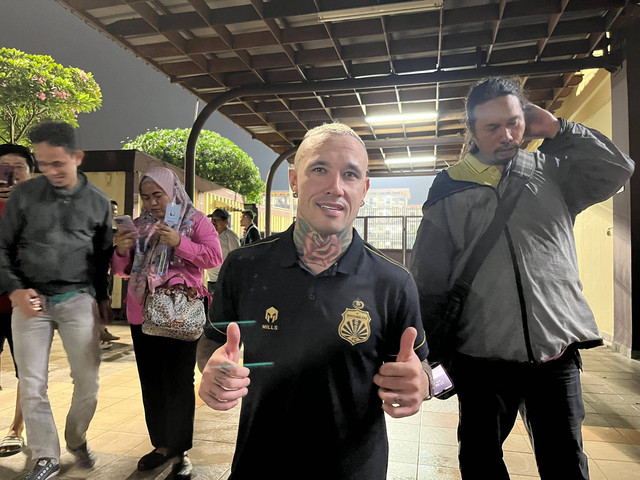 Radja Nainggolan seusai laga Bhayangkara FC vs Madura United dalam lanjutan Liga 1 2023/24 di Stadion PTIK, Jakarta, pada 1 Maret 2024. Foto: kumparan/Azrumi El Ghazali