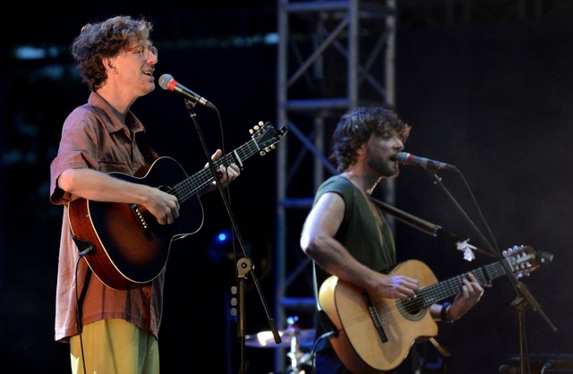 Personel Kings of Convenience Erlend Oye (kiri) dan Eirik Glambek (kanan) tampil menghibur penonton Joyland Festival Bali 2024 di Nusa Dua, Badung, Bali, Sabtu (2/3/2024). Foto: Fikri Yusuf/Antara Foto