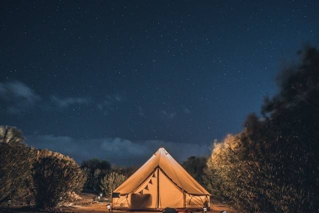 Camp Coffee & Nature Jogja (bukan tempat sebenarnya). Sumber: Baikang yuan / Unsplash