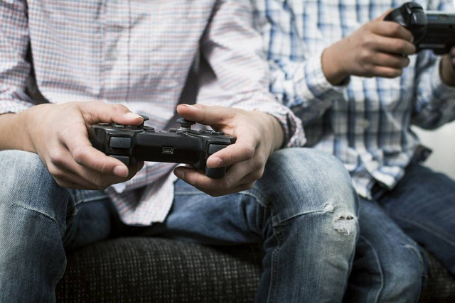 Ilustrasi main playstation. Foto: Twin Design/Shutterstock