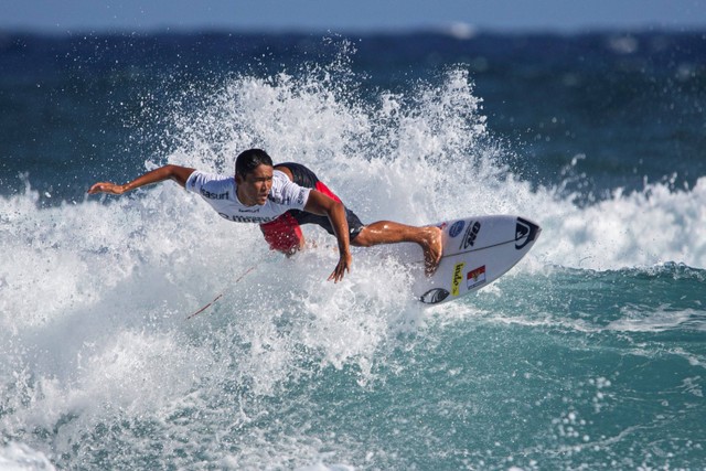 Rio Waida dari Indonesia berkompetisi di repechage 8 heat 2 putra pada International Surfing Association (ISA) World Surfing Games 2024 di lepas Pantai La Marginal di Arecibo, Puerto Rico, pada 2 Maret 2024. Foto: Ricardo Arduengo/AFP
