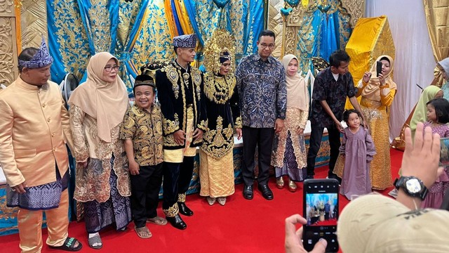 Capres 01 Anies Baswedan menghadiri pernikahan warga Kampung Akuarium, Jakarta Utara, Minggu (3/3/2024). Foto: Haya Syahira/kumparan