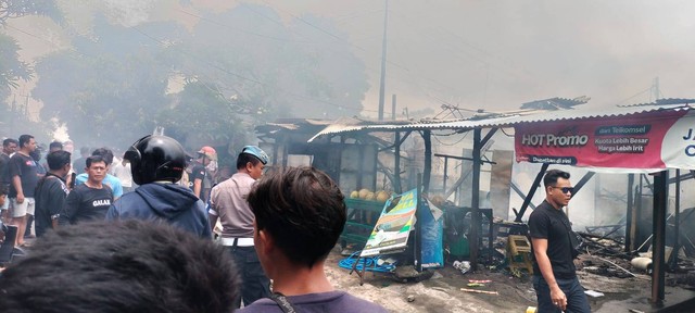 Kebakaran sejumlah bangunan semi permanen di Jalan Sekar Sari, Desa Kesiman Kertalangu, Kota Denpasar, Minggu (3/3/2024). Foto: Polresta Denpasar  