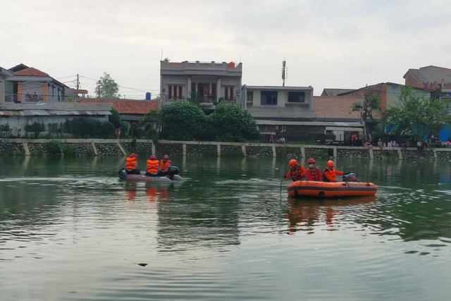Tim SAR gabungan temukan remaja yang tenggelam di Danau Situ Rawa Badung, Jatinegara, Cakung, Jaktim, Minggu (3/3/2024). Foto: Dok. Istimewa