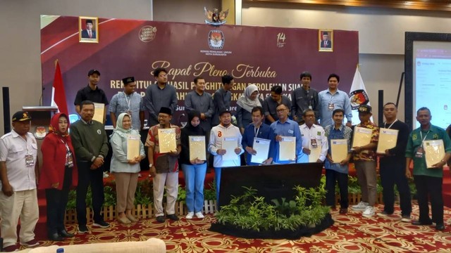 Rapat rekapitulasi Pemilu KPU Kota Solo di The Sunan Hotel Solo, Minggu (3/3/2024). Foto: Dok. Istimewa