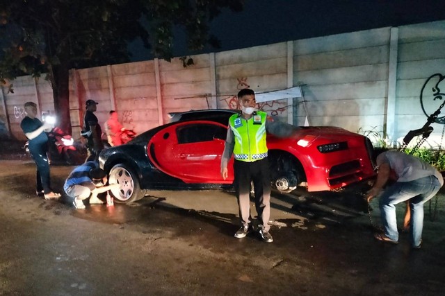 Mobil Rakitan Mirip Bugatti mengalami patah pada depan sisi kanan mobil di Kecamatan Tapos, Depok, Sabtu (2/3/2024). Foto: Dok. Istimewa