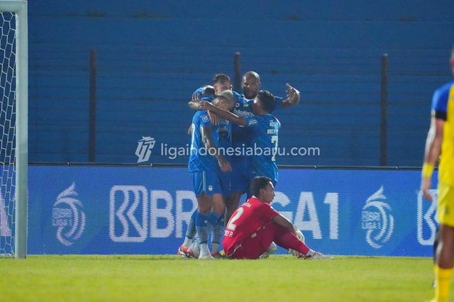Persib Bandung dalam sebuah laga putaran kedua Liga 1 2023/24. Foto: ligaindonesiabaru.com