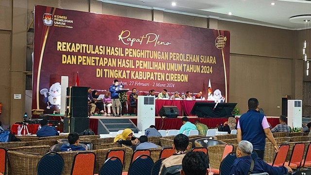 Rapat Pleno rekapitulasi hasil perhitungan suara dan penetapan hasil Pemilu 2024 KPU Kabupaten Cirebon, Sabtu (2/3) malam. Foto: Tarjoni/Ciremaitoday