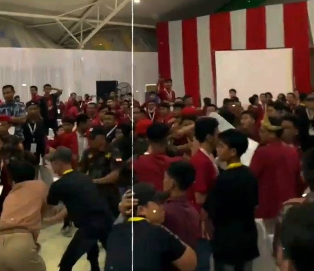 Potongan gambar video aksi kericuhan yang terjadi saat Muktamar IMM XXI di Palembang. (ist)