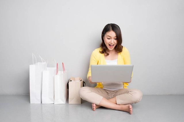 Ilustrasi perempuan belanja online. Foto: Shutterstock
