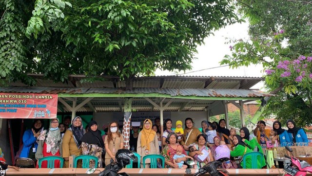 Foto Bersama dengan Masyarakat dan Pentahelix terkait pada acara RUBU di RW 10 Kelurahan Tanah Tinggi, Kecamatan Johar Baru, Jakarta Pusat, Selasa (27/2). Dok: Aulia salsabila Hamada