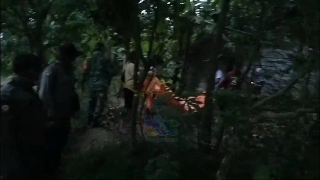 Petugas saat mengevakuasi mayat di Desa Butoh, Kecamatan Ngasem, Kabupaten Bojonegoro, Jawa Timur. Minggu (03/03/2024). (Aset: Istimewa)