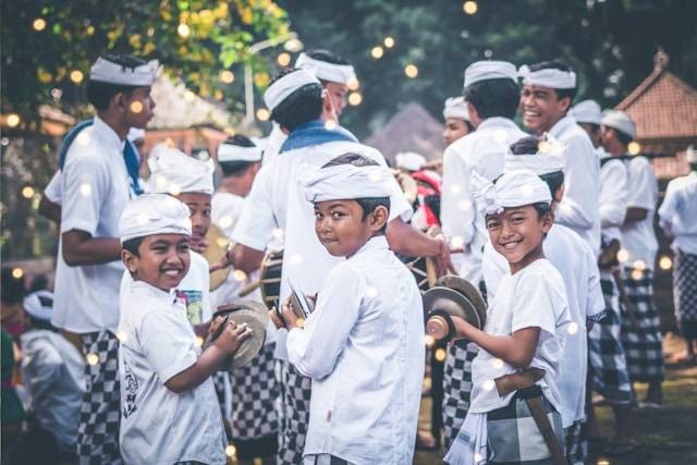 Panggilan Laki-laki di Bali. Foto hanya ilustrasi bukan tempat sebenarnya. Sumber foto: Unsplash.com/Artem Beliaikin