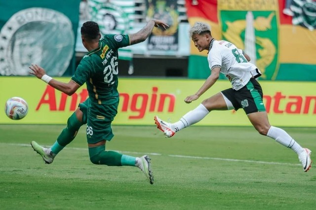 Duel Yan Victor dan Hokky Caraka saat Persebaya Surabaya vs PSS Sleman dalam laga pekan ke-27 Liga 1 2023/24 di Stadion Gelora Bung Tomo pada Minggu (3/3). Foto: ligaindonesiabaru.com