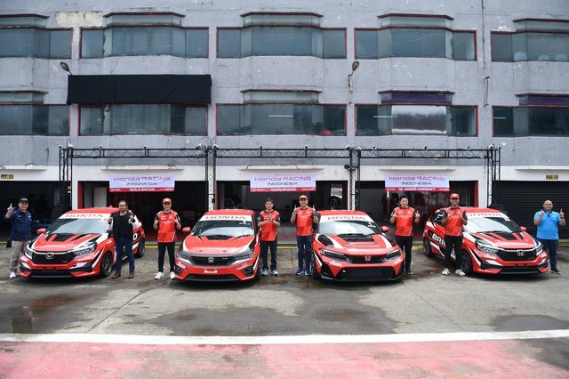 Jajaran mobil balap Honda Racing Indonesia (HRI) di Sirkuit Sentul, Bogor.  Foto: dok. PT Honda Prospect Motor