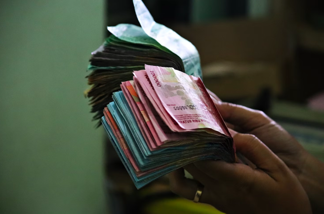 Ilustrasi uang di koperasi simpan pinjam. Foto: Mufid Majnun / Unsplash
