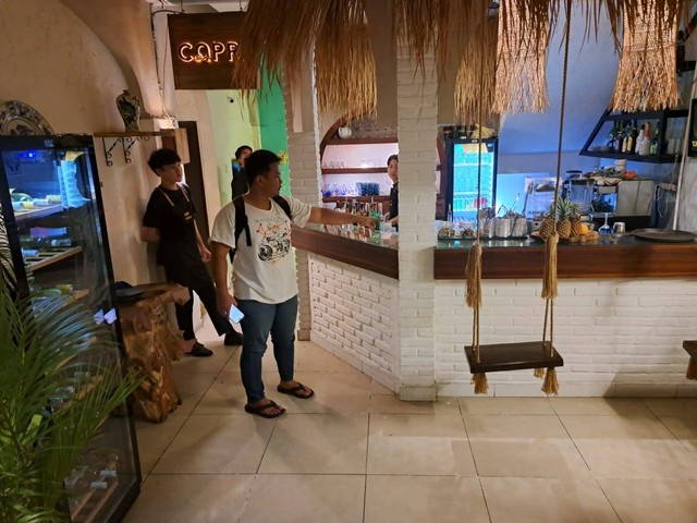 Polisi memeriksa restoran di Bali yang terdampak bule berkapak mengamuk. Foto: Polresta Denpasar