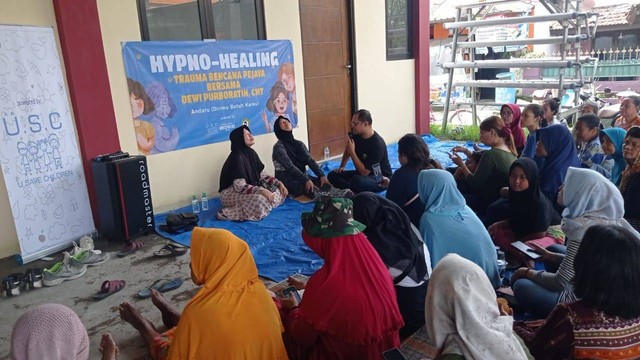 Warga terdampak bencana banjir saat melakukan hypno healing. Foto: Dok. U Save Children