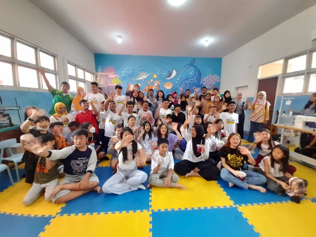 Siswa kelas V SD Sekolah Ciputra Surabaya bersama anak-anak disabilitas dari Rumah Anak Prestasi (RAP) Nginden Surabaya.