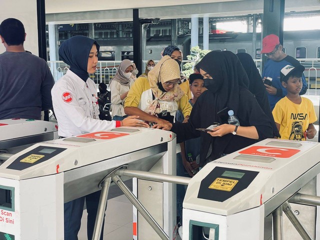 Penumpang KRL Jogja Solo sedang melakukan tap di Stasiun Yogyakarta. Foto: istimewa