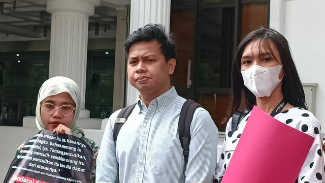 Komisi untuk Orang Hilang dan Korban Tindak Kekerasan (KontraS) menyambangi Kemensetneg, Jakarta Pusat, Senin (4/3/2024). Foto: Zamachsyari/kumparan