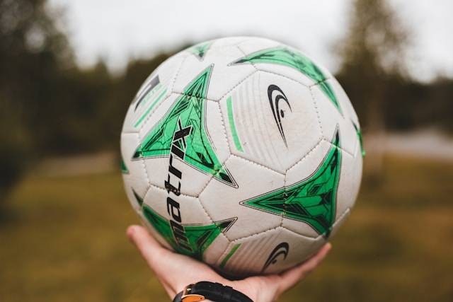 Ilustrasi Cara melakukan gerakan melempar dan menangkap bola di tempat dan dilanjutkan. Sumber: Unsplash/Eric Mclean