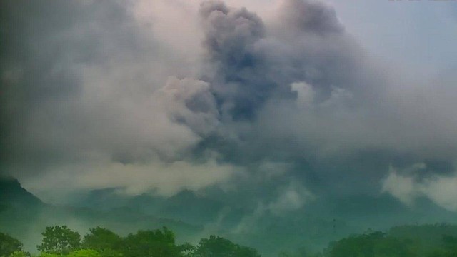 Gunung Merapi mengeluarkan awan panas guguran pada Senin (4/3/2024) sore. Foto: BPPTKG