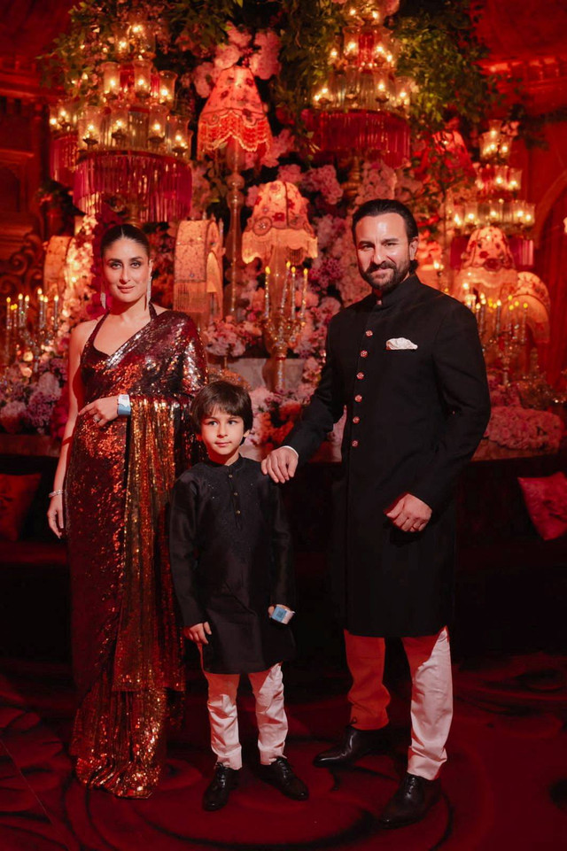 Aktor Saif Ali Khan, istrinya dan aktor Kareena Kapoor Khan dan putra mereka Taimur Ali menghadiri perayaan pre-wedding Anant Ambani dan Radhika Merchant di Jamnagar, Gujarat, India. Foto: Reliance Industries/via REUTERS