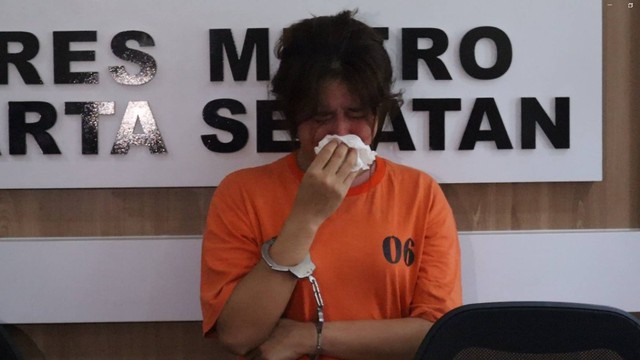 Yunita Sari, ART pembobol ATM ibunda Habib Aljufri, menangis meminta maaf saat dihadirkan dalam jumpa pers di Polres Jakarta Selatan, Senin (4/3/2024). Foto: Dok. Istimewa