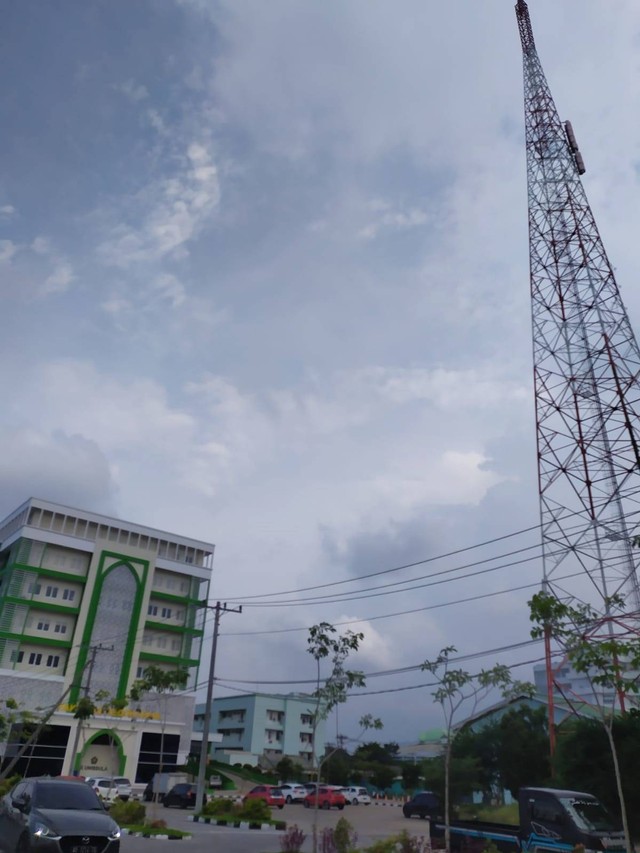 Tower setinggi 100 meter yang dipanjat seorang mahasisiwi kampus Semarang. Foto: Intan Alliva Khansa/kumparan