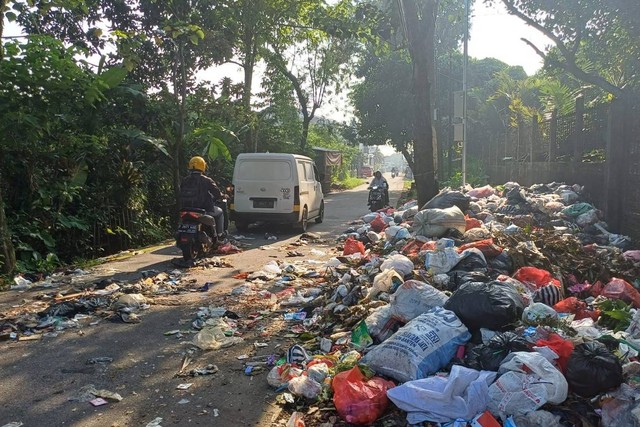 Tumpukan sampah penuhi sudut Kota Cianjur, Senin (4/3/2024). Foto: Dok. Istimewa