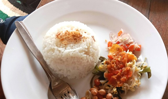 Nasi uduk legendaris di Jakarta, foto hanya ilustrasi, bukan tempat sebenarnya: Unsplash/Inna Safa