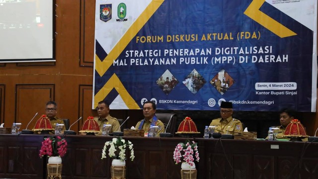 Kepala BSKDN Kemendagri Yusharto Huntoyung (tengah) memberikan keynote speech dalam Forum Diskusi Aktual (FDA) di Ruang Pola Kantor Bupati Sinjai, Sulsel, pada Senin (4/3/2024). Foto: Kemendagri RI