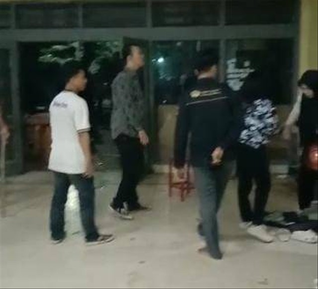 Antar kelompok mahasiswa terlibat pertikaian di Fakultas Hukum Universitas Lampung. | Foto: istimewa