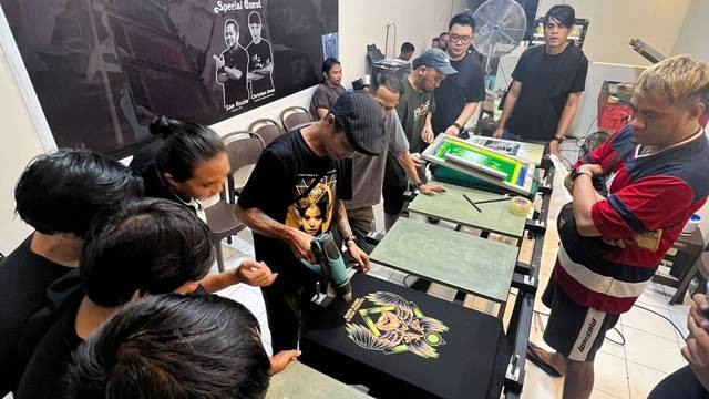Praktik sablon negatif yang digelar Komunitas North Celebes Screen Printing di Kota Manado.