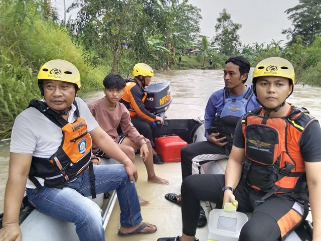 Proses pencarian penyisiran di sungai Way Galih, Lampung Selatan oleh Tim SAR | Foto : Dok. Basarnas Lampung