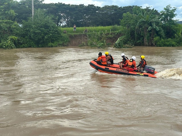 Tim SAR saat melakukan proses pencarian korban hanyut di Sungai Way Bulok, Pringsewu, Lampung | Foto : Dok. Basarnas Lampung