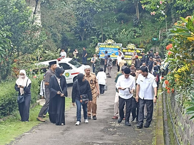 Pj Gubernur Jabar Bey Machmudin saat melayat ke rumah duka Solihin GP di Cisitu Indah, Kota Bandung. Foto: Rachmadi Rasyad/kumparan